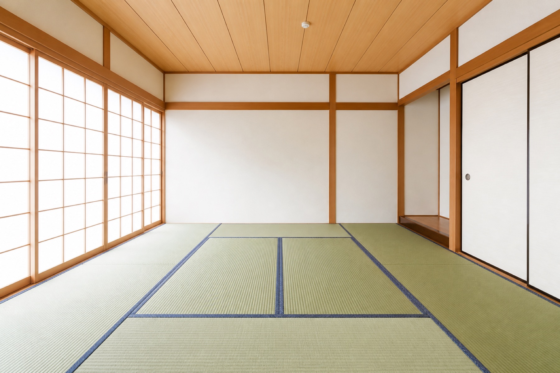 敷きたての新しい畳が並ぶ、明るい和室